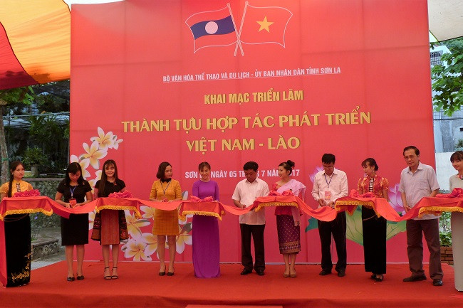 “越老合作与发展成就”图片展在山罗省举行 ảnh 1 “越老合作与发展成就”图片展在山罗省举行 ảnh 1