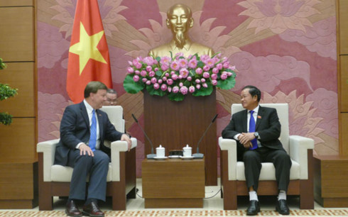 越南国会副主席杜伯巳会见美国众议院军事委员会代表团 ảnh 1 越南国会副主席杜伯巳会见美国众议院军事委员会代表团 ảnh 1