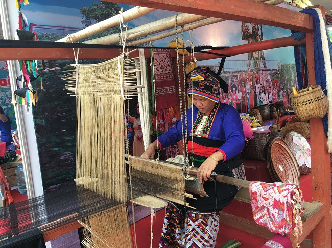 “越老合作与发展成就”图片展在山罗省举行 ảnh 4 “越老合作与发展成就”图片展在山罗省举行 ảnh 4