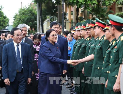 老挝国会主席巴妮访问山罗省并出席纪念“2017年越老友谊团结年”系列活动 ảnh 1