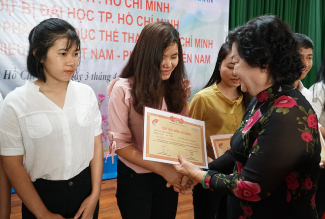 多名特困少数民族优秀学生和大学生获得武阿丁助学金 ảnh 1