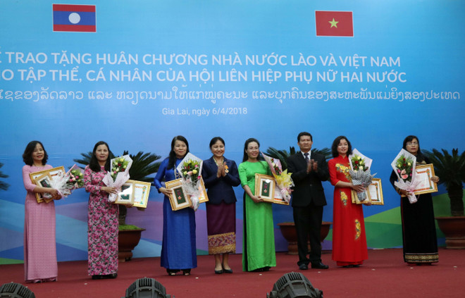 越南与老挝向两国优秀妇女授予勋章 ảnh 1