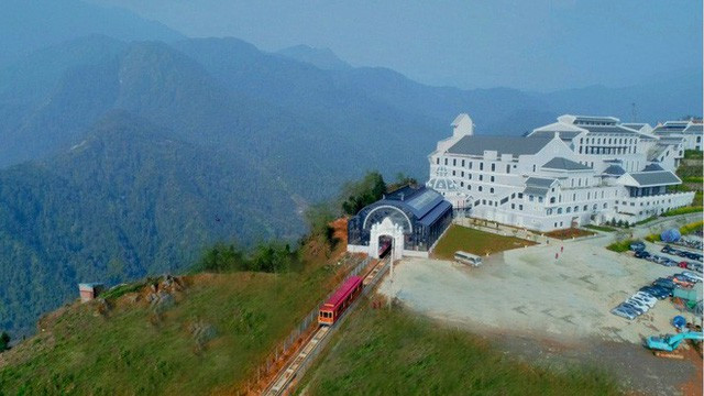 越南最长登山铁路正式在老街省沙巴投入运作 ảnh 2