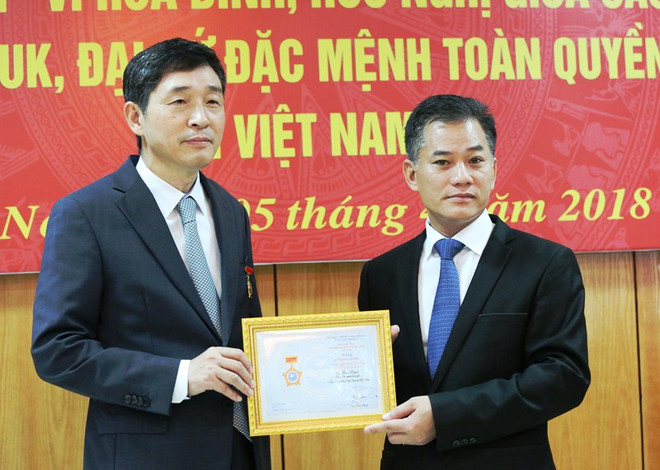 越南友好组织联合会向韩国驻越大使授予“致力于各民族和平友谊”纪念章 ảnh 1 越南友好组织联合会向韩国驻越大使授予“致力于各民族和平友谊”纪念章 ảnh 1