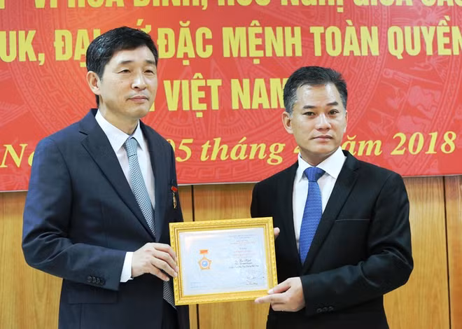 越南友好组织联合会向韩国驻越大使授予“致力于各民族和平友谊”纪念章 ảnh 1 越南友好组织联合会向韩国驻越大使授予“致力于各民族和平友谊”纪念章 ảnh 1