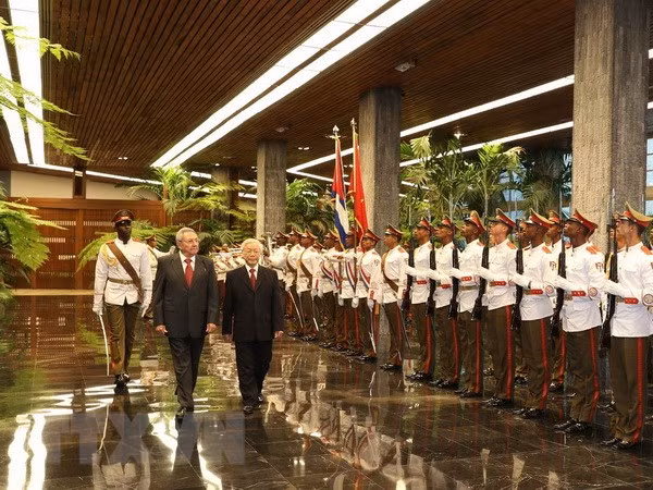 越共中央总书记阮富仲致电感谢劳尔·卡斯特罗 ảnh 1