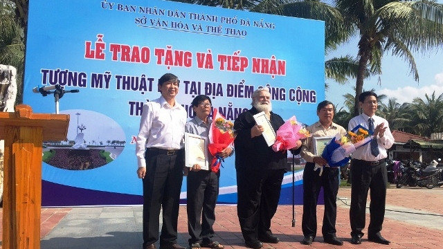 越南岘港市获赠两尊艺术雕像 ảnh 1
