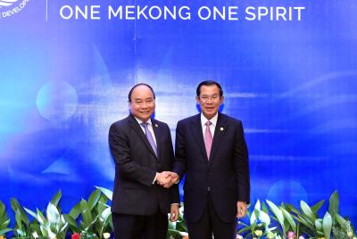 政府总理阮春福与柬埔寨首相洪森举行双边会晤 ảnh 1 政府总理阮春福与柬埔寨首相洪森举行双边会晤 ảnh 1