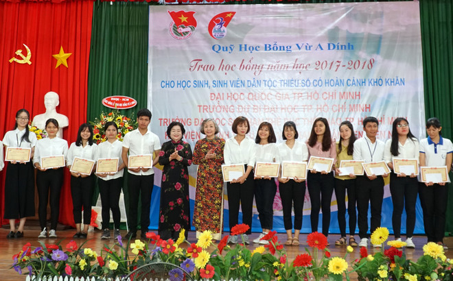 多名特困少数民族优秀学生和大学生获得武阿丁助学金 ảnh 2