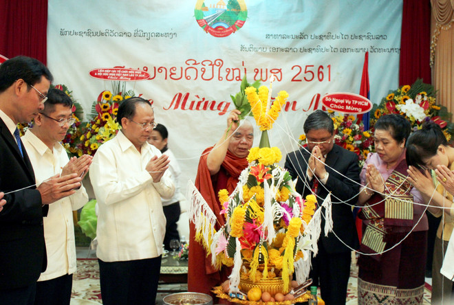 胡志明市向老挝驻胡志明市总领事馆致以传统节日祝福 ảnh 1