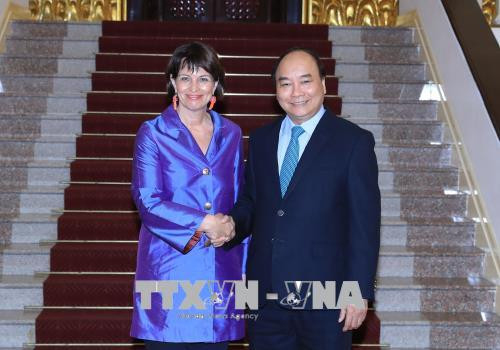 政府总理阮春福会见瑞士环境、交通、能源和电信部部长 ảnh 1 政府总理阮春福会见瑞士环境、交通、能源和电信部部长 ảnh 1