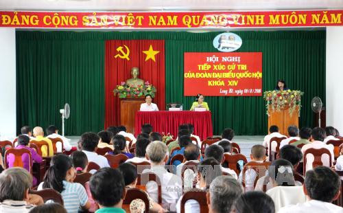 国家副主席邓氏玉盛同永隆省选民接触 ảnh 1