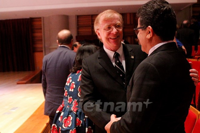 越南授予加拿大驻越大使“致力于各民族和平友谊纪念章” ảnh 1 越南授予加拿大驻越大使“致力于各民族和平友谊纪念章” ảnh 1