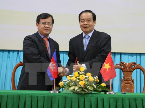 越南安江省与柬埔寨茶胶省和干丹省加强合作关系 ảnh 1 越南安江省与柬埔寨茶胶省和干丹省加强合作关系 ảnh 1