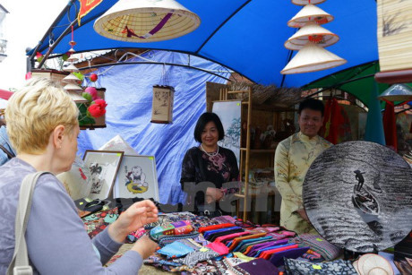 乌克兰传统展销会:越南展区吸引众多参观者驻足观看 ảnh 2 乌克兰传统展销会:越南展区吸引众多参观者驻足观看 ảnh 2