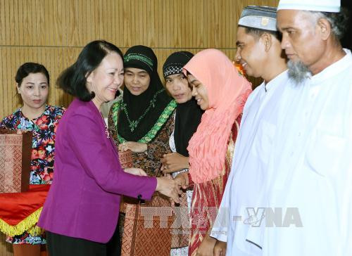 越共中央政治局委员张氏梅与三个省市伊斯兰教代表会面 ảnh 1 越共中央政治局委员张氏梅与三个省市伊斯兰教代表会面 ảnh 1