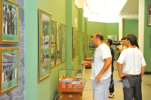 胡志明主席与越法友谊资料图片展 ảnh 1 胡志明主席与越法友谊资料图片展 ảnh 1