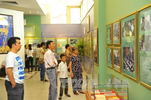 胡志明主席与越法友谊资料图片展 ảnh 2 胡志明主席与越法友谊资料图片展 ảnh 2