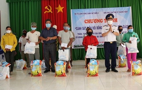 “海警与少数民族同胞、宗教同胞并肩同行”活动在广义省举行 ảnh 2 “海警与少数民族同胞、宗教同胞并肩同行”活动在广义省举行 ảnh 2