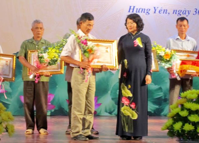 邓氏玉盛出席兴安省“越南英雄母亲”称号授予仪式 ảnh 1 邓氏玉盛出席兴安省“越南英雄母亲”称号授予仪式 ảnh 1