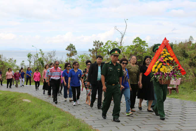 旅居泰国曾担任教师的越侨代表团回国访问（组图） ảnh 1