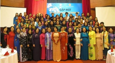 第十三届国会女性代表见面会在河内举行 ảnh 1 第十三届国会女性代表见面会在河内举行 ảnh 1