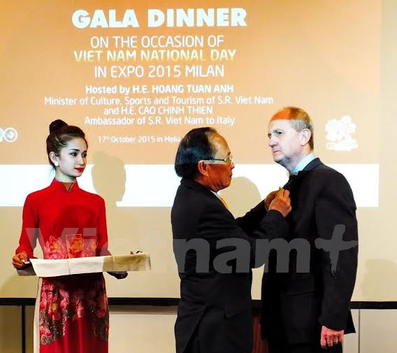 越南向原意大利驻越大使授予纪念章 ảnh 1