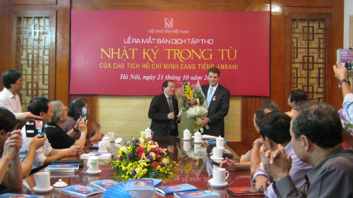 《狱中日记》阿尔巴尼亚文版在越南河内首发 ảnh 1 《狱中日记》阿尔巴尼亚文版在越南河内首发 ảnh 1