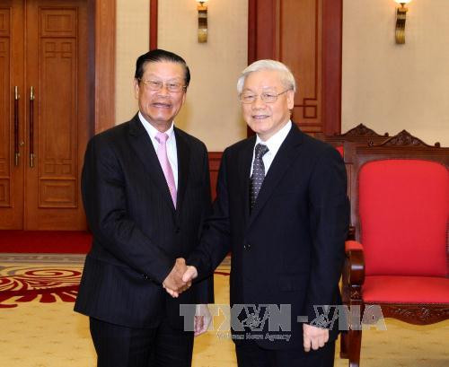 越南党、国家领导人会见老挝高级代表团 ảnh 1 越南党、国家领导人会见老挝高级代表团 ảnh 1