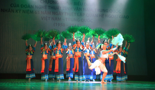 中国云南省艺术团在河内举行特殊艺术表演晚会 ảnh 3 中国云南省艺术团在河内举行特殊艺术表演晚会 ảnh 3