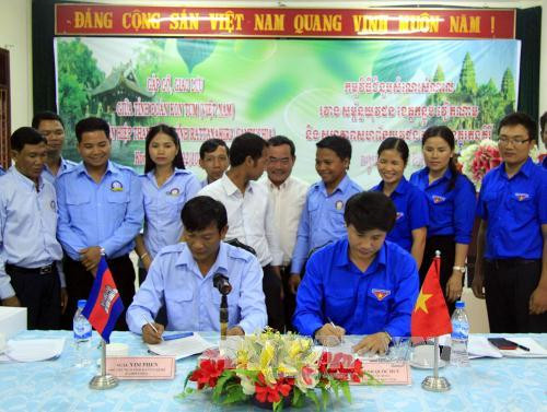 越南昆嵩省与柬埔寨腊塔纳基里省的青年一代加强交流与合作 ảnh 2