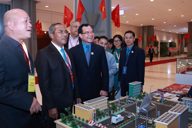 越南工会推动与老挝和古巴工会关系日益深入务实且有效发展 ảnh 1