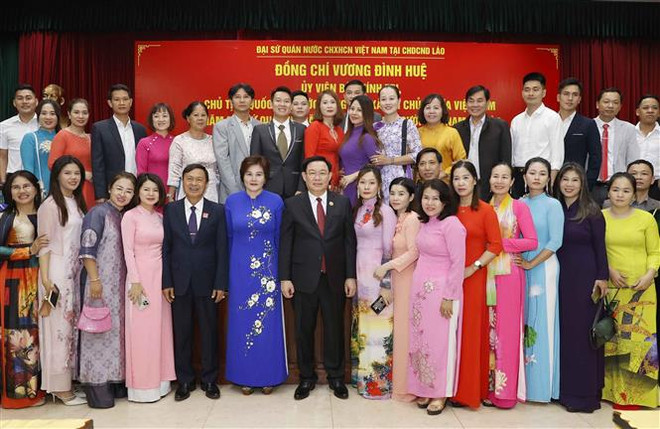 国会主席王廷惠会见旅居老挝越南人代表 ảnh 1 国会主席王廷惠会见旅居老挝越南人代表 ảnh 1