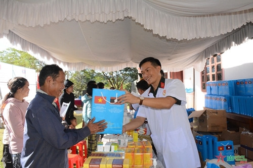 为越老边境地区人民提供免费体检和发放药品 ảnh 1