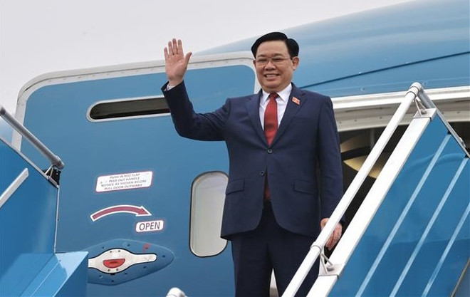 越南国会主席王廷惠启程出席柬老越三国国会高层会议 对老挝进行工作访问 对泰国进行正式访问 ảnh 1