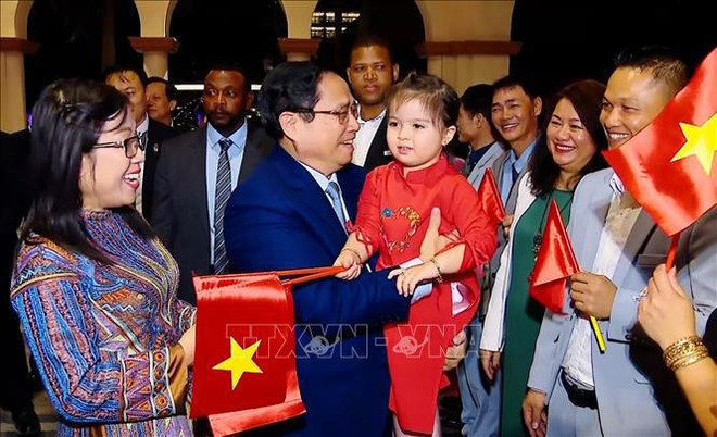 越南政府范明政抵达迪拜 开始出席COP28世界气候行动峰会和在阿联酋开展系列双边活动之行 ảnh 2 越南政府范明政抵达迪拜 开始出席COP28世界气候行动峰会和在阿联酋开展系列双边活动之行 ảnh 2