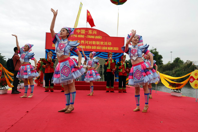 越中青年北仑界河对歌联欢叙情谊 ảnh 2 越中青年北仑界河对歌联欢叙情谊 ảnh 2