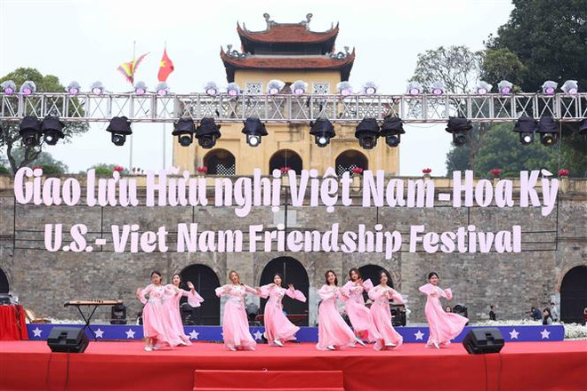 促进越美文化艺术交流展示活动在河内升龙皇城遗迹举行 ảnh 1 促进越美文化艺术交流展示活动在河内升龙皇城遗迹举行 ảnh 1