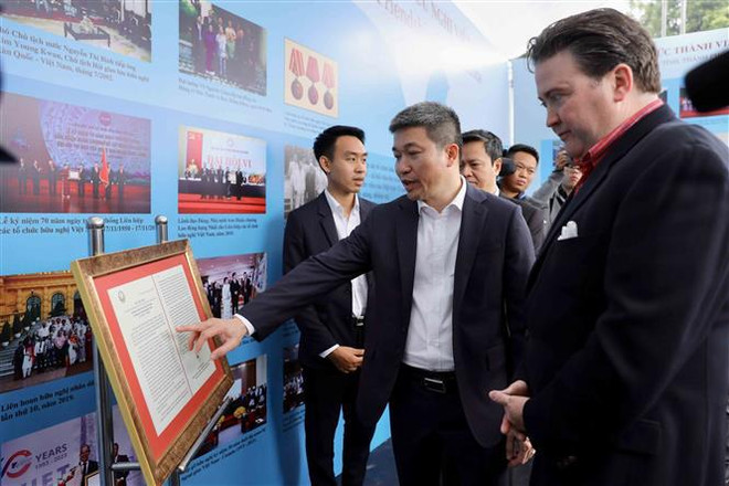 促进越美文化艺术交流展示活动在河内升龙皇城遗迹举行 ảnh 2 促进越美文化艺术交流展示活动在河内升龙皇城遗迹举行 ảnh 2