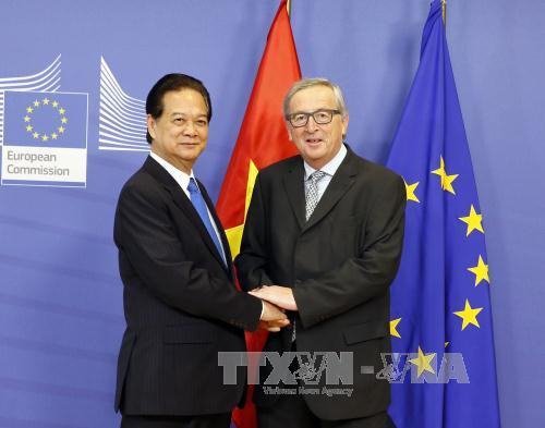 阮晋勇总理同欧洲理事会主席和欧盟委员会主席发表联合新闻公报 ảnh 1 阮晋勇总理同欧洲理事会主席和欧盟委员会主席发表联合新闻公报 ảnh 1