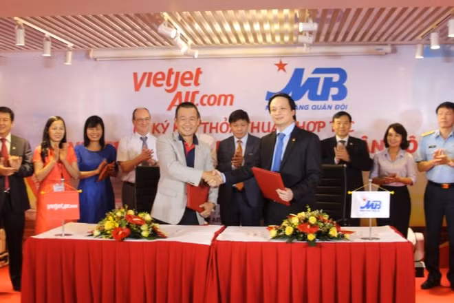 越捷航空公司与越南军队商业股份银行签署合作协议 ảnh 1