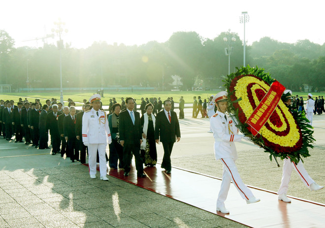 出席越南第9次全国爱国竞赛大会的代表入陵瞻仰胡志明主席遗容 ảnh 1