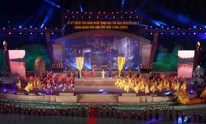 越南大诗人、世界文化名人阮攸诞辰250周年纪念庆典在河静省举行 ảnh 1 越南大诗人、世界文化名人阮攸诞辰250周年纪念庆典在河静省举行 ảnh 1