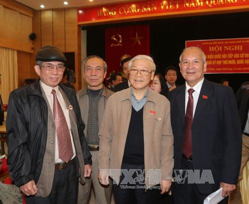 越共中央总书记与河内市选民接触 ảnh 1 越共中央总书记与河内市选民接触 ảnh 1