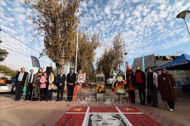 胡志明主席诞辰129年纪念活动在老挝、智利、法国、日本和英国举行 ảnh 1 胡志明主席诞辰129年纪念活动在老挝、智利、法国、日本和英国举行 ảnh 1