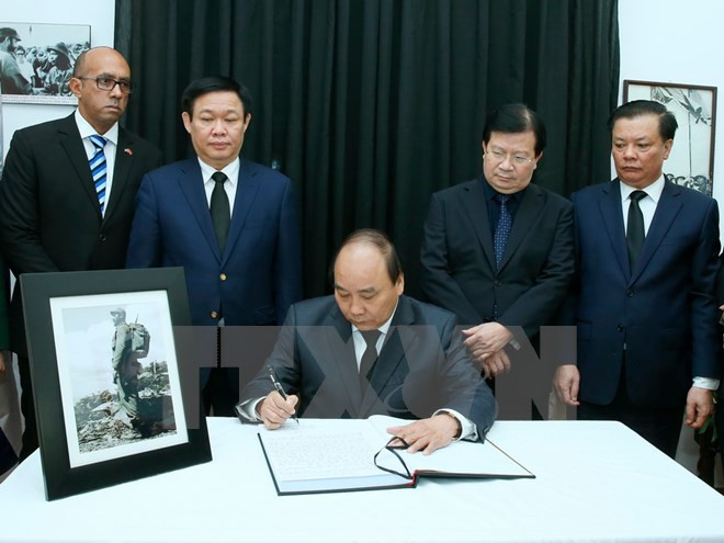 越南领导人吊唁古巴革命领袖菲德尔·卡斯特罗逝世 ảnh 3 越南领导人吊唁古巴革命领袖菲德尔·卡斯特罗逝世 ảnh 3