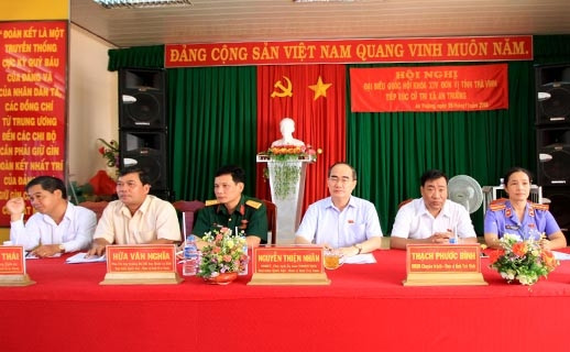 越南祖国阵线中央委员会主席阮善仁会见茶荣省选民 ảnh 1