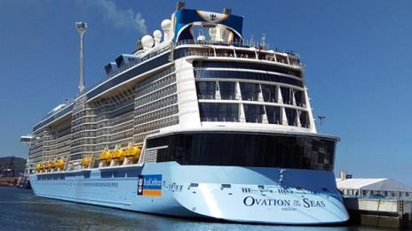 载有4100名游客的海洋赞礼号邮轮抵达越南承天顺化省云脚港 ảnh 1