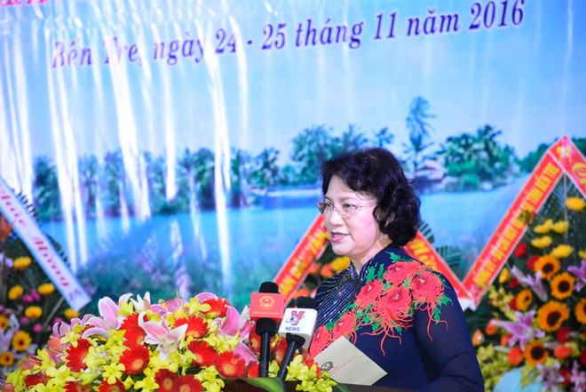 越南国会主席阮氏金银：槟椥省妇女应积极发扬同起运动精神 ảnh 1