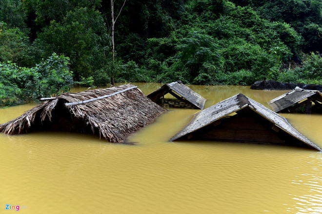 越南政府发放物资帮助台风灾区民众开展灾后清理整修复产工作 ảnh 1